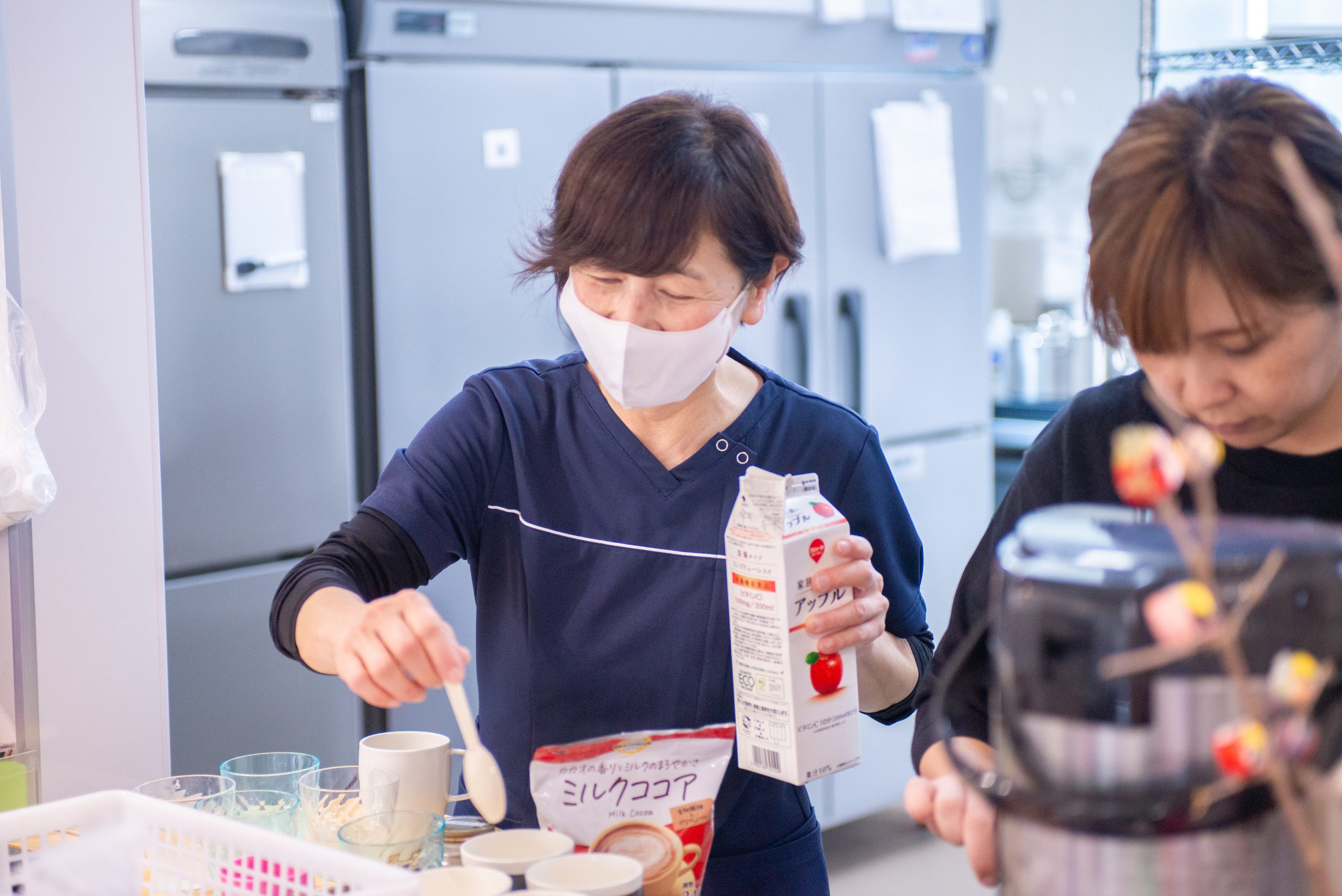 スタッフが利用者様の飲み物を準備している画像