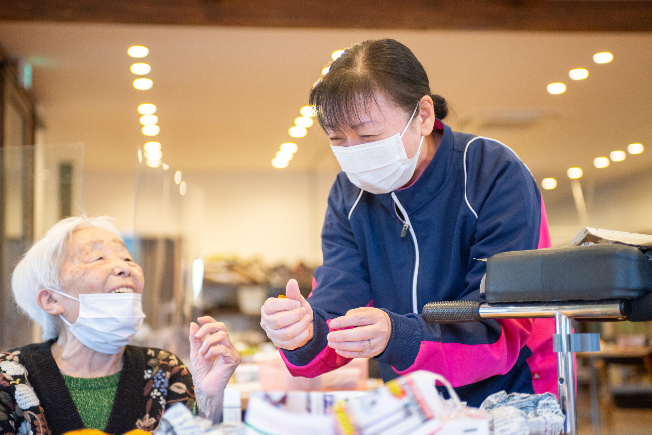 あわふじのスタッフと利用者様が笑っている画像