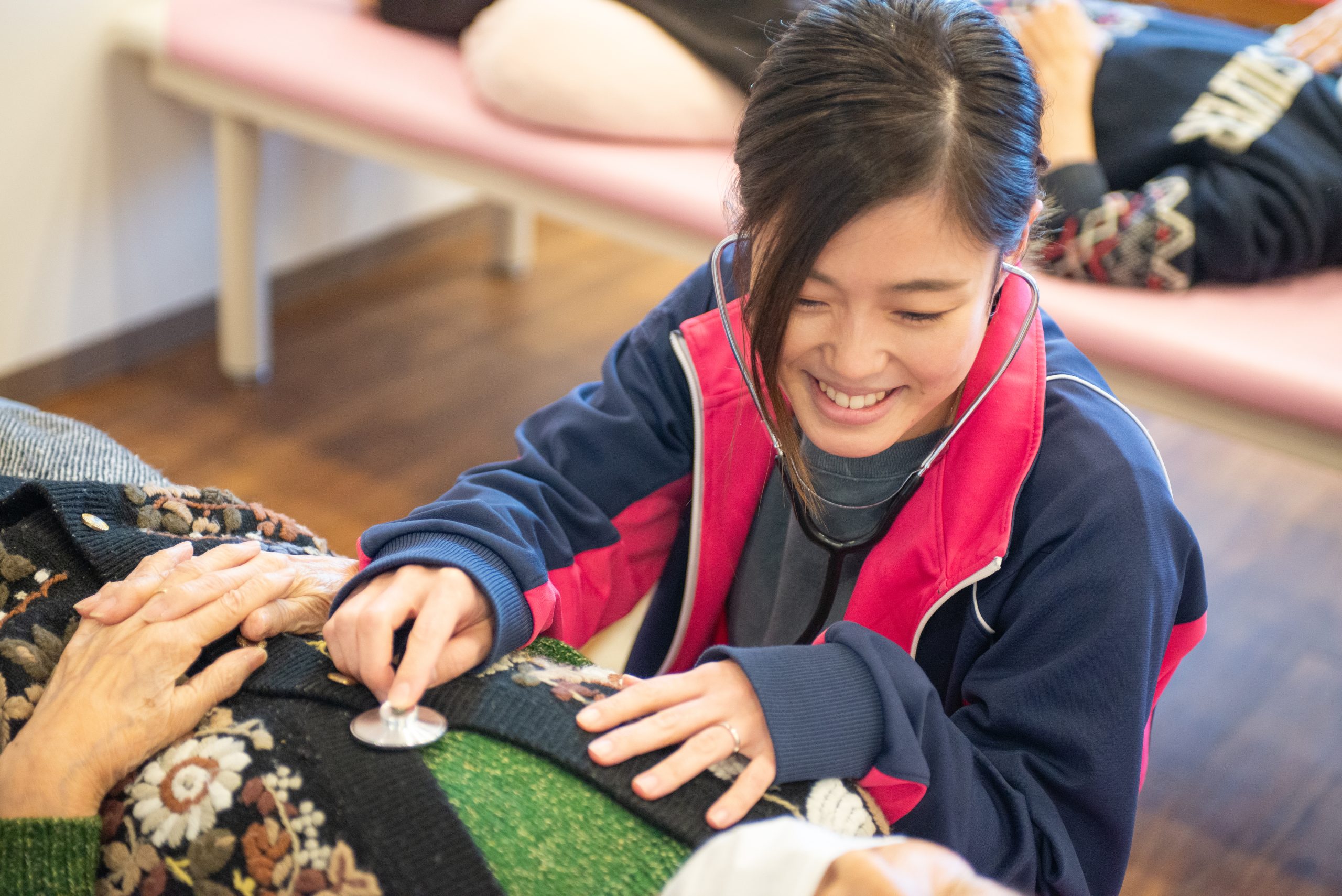 看護師がステイトを利用者様の胸部に当てている画像