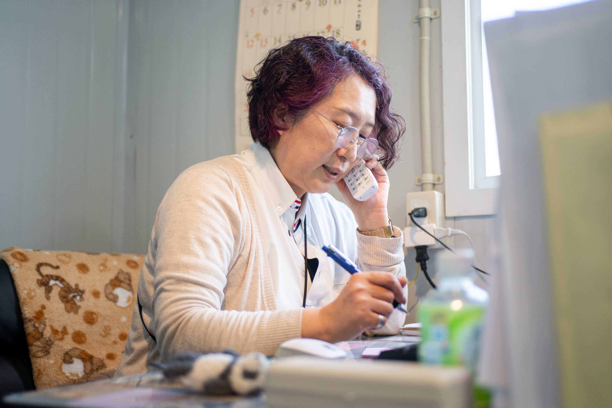 女性職員が電話している様子の画像