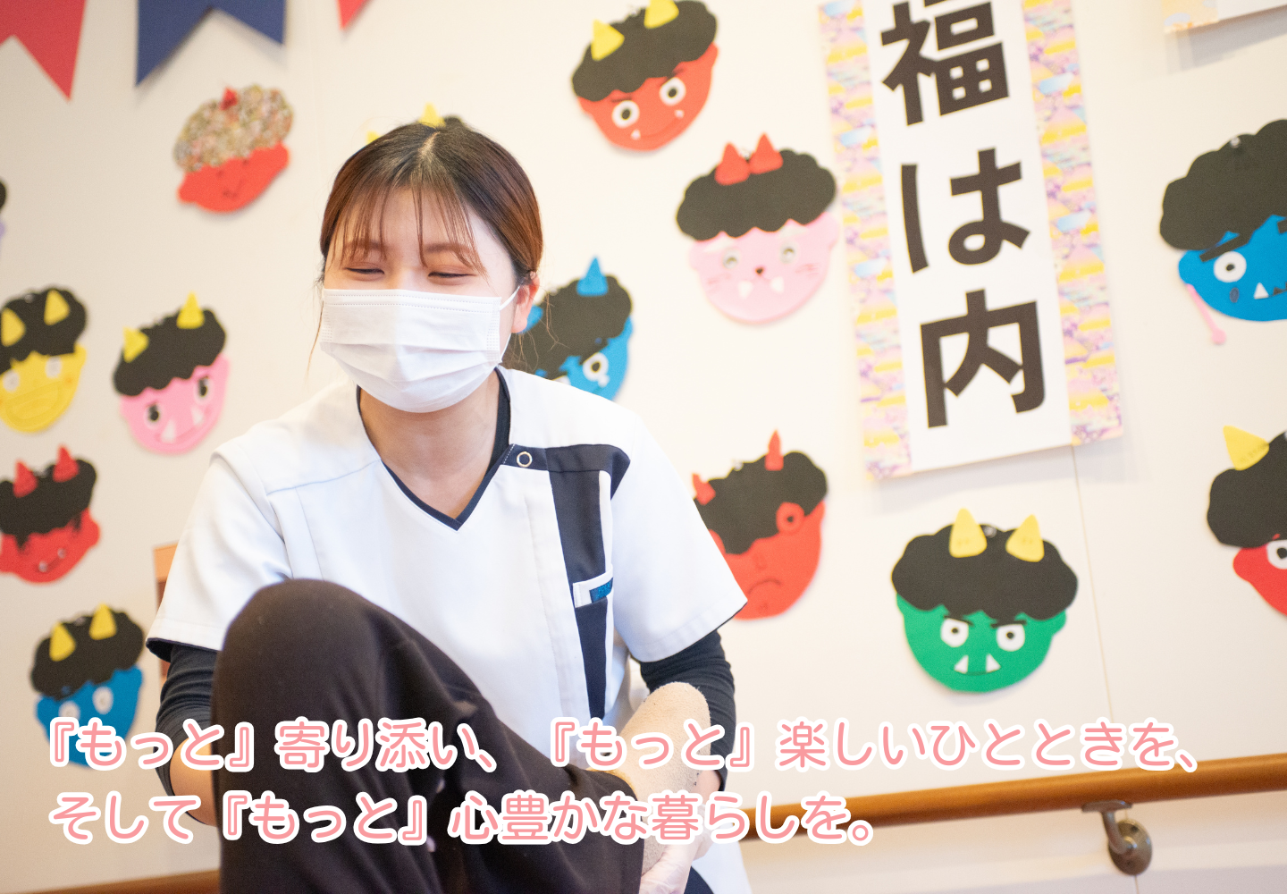 利用者様に女性スタッフがリハビリを行っている画像