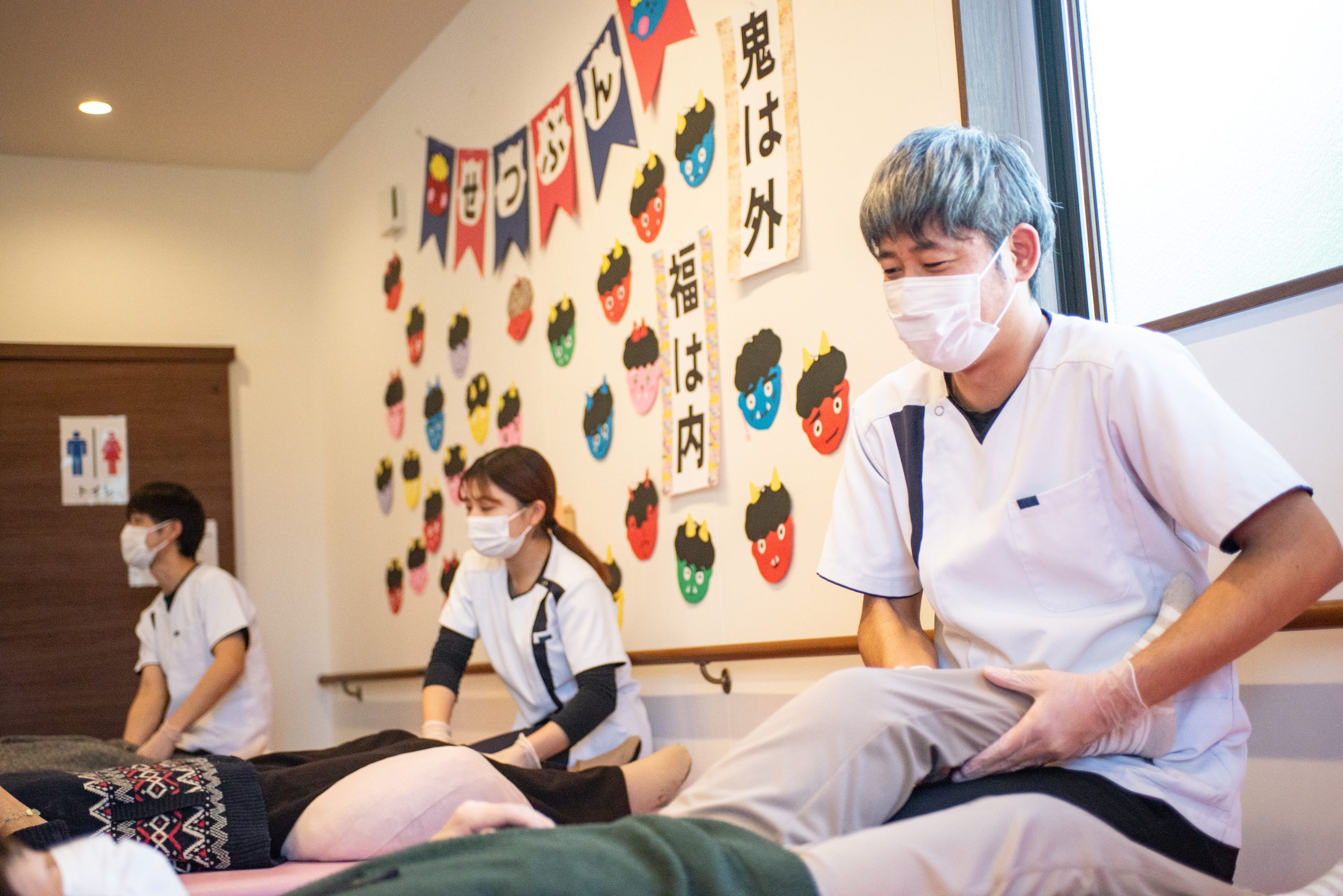 利用者様へリハビリを行っている様子の画像