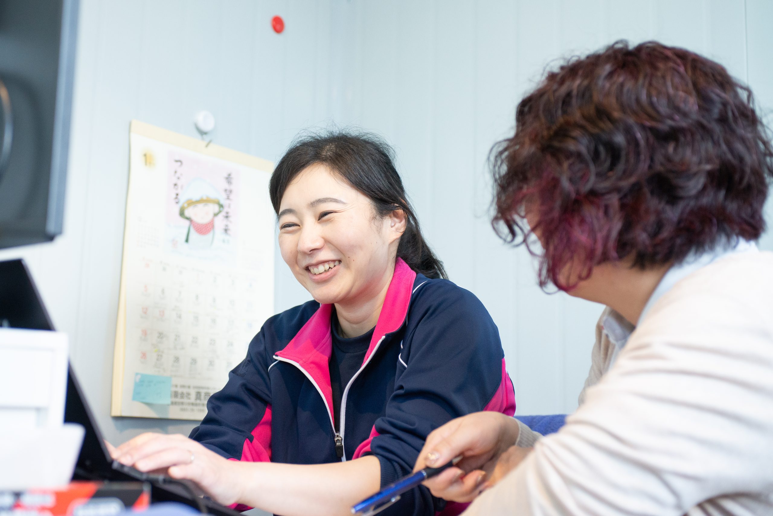 あわふじのスタッフ同士が会話している画像